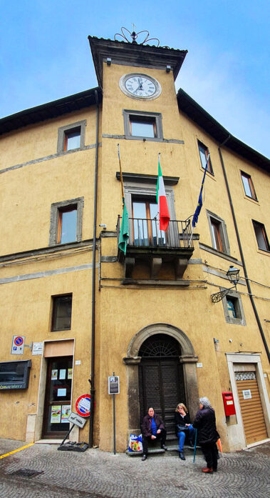 Carbognano, Municipal palace, The "Conocchia" staircase