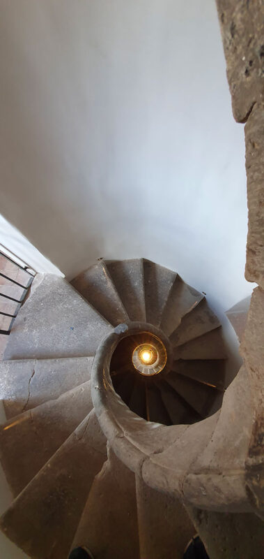 Carbognano, Municipal palace, The "Conocchia" staircase