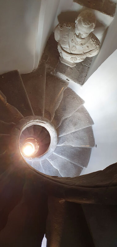 Carbognano, Municipal palace, The "Conocchia" staircase